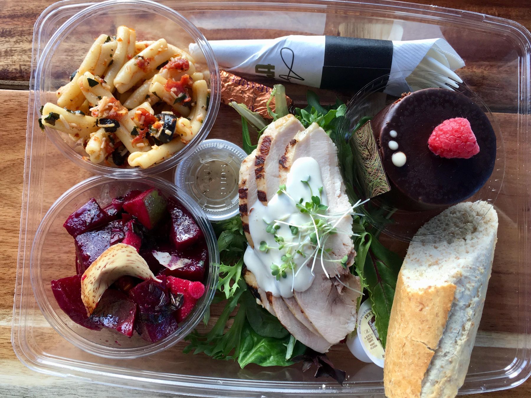 Boîte à lunch VIP avec poulet et salades