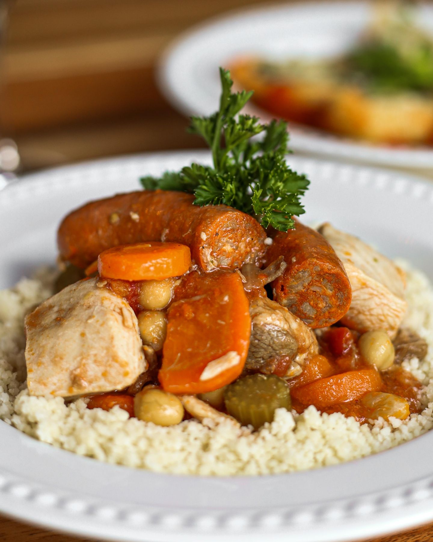 Plat cuisiné servi dans une assiette blanche