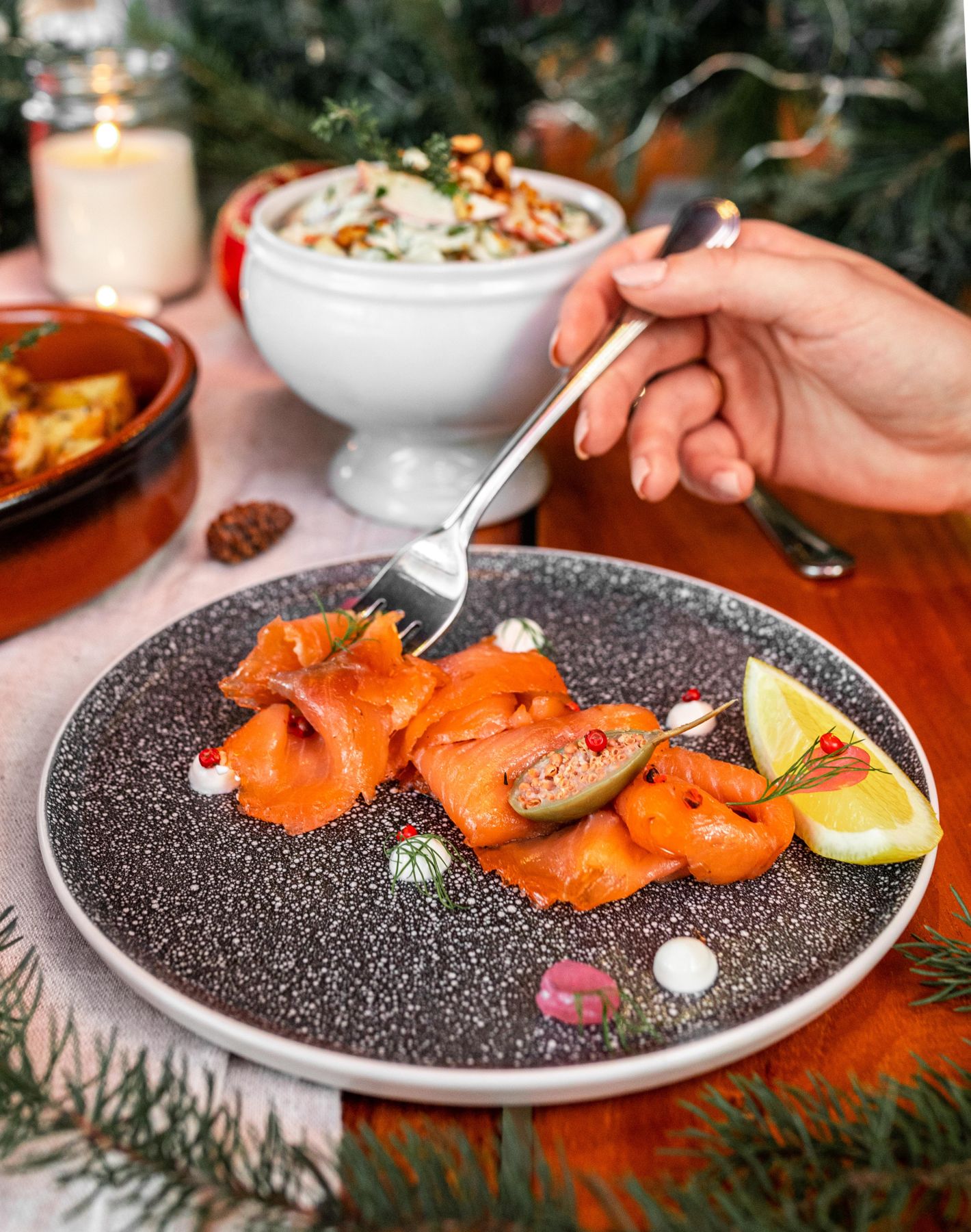 Assiette de saumon fumé sur une table des Fêtes