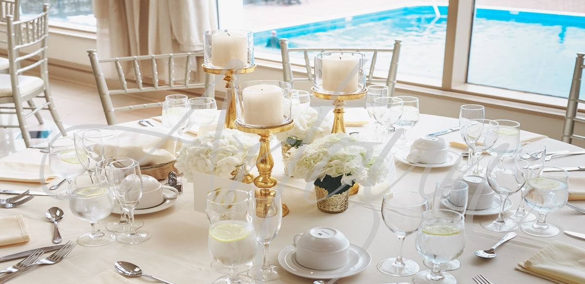 Table de mariage dressée en blanc